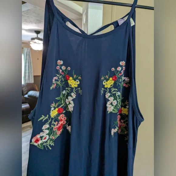 🏔️ Floral Embroidered Alya Navy Dress - Picture 2 of 5